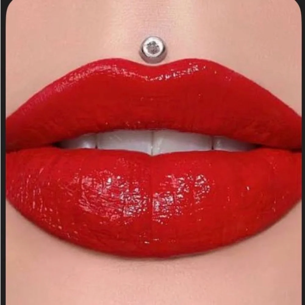 Jeffree Star RED AFFAIR SUPREME GLOSS Vibrant Red Lipstick